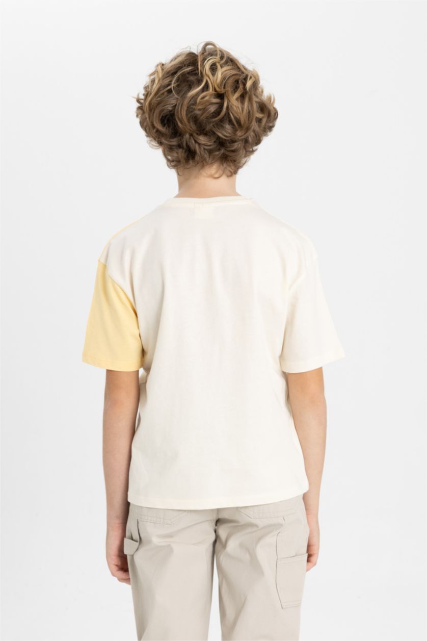 أولاد اللون الرملي تيشيرت نص كم ولادي واسع برقبة مستديرة وجيب