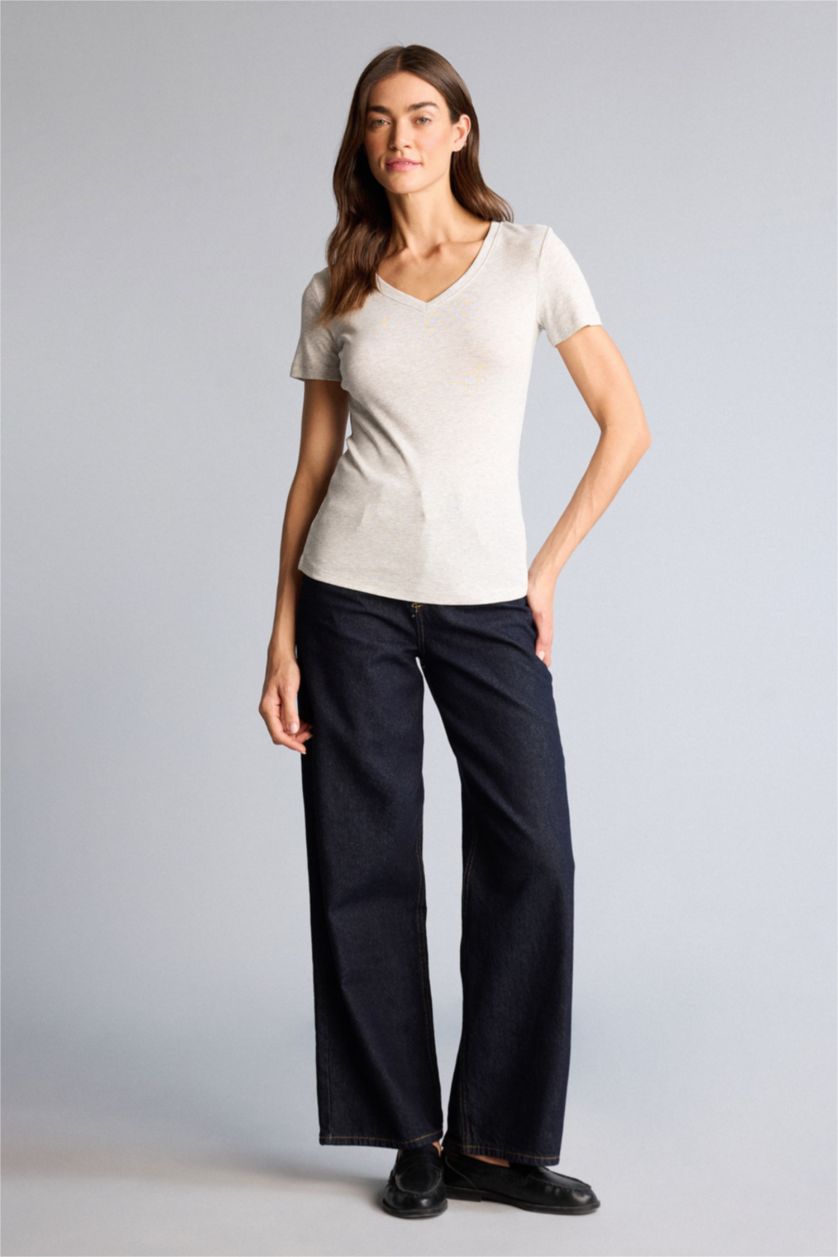 FEMME Gris T-shirt basique à col V et manches courtes Coupe régulière