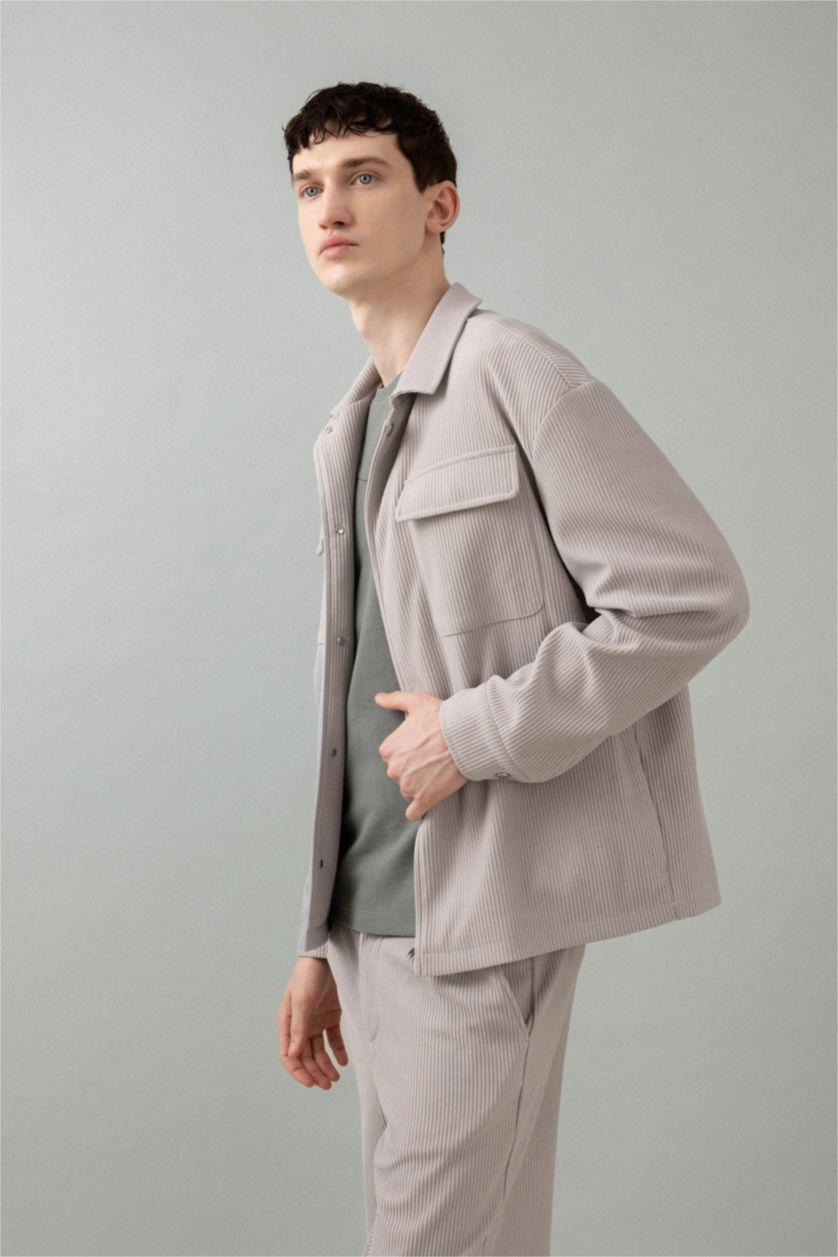 Erkek Açık Gri Relax Fit Gömlek Yaka Pilise Çıtçıtlı Cepli Gömlek Ceket