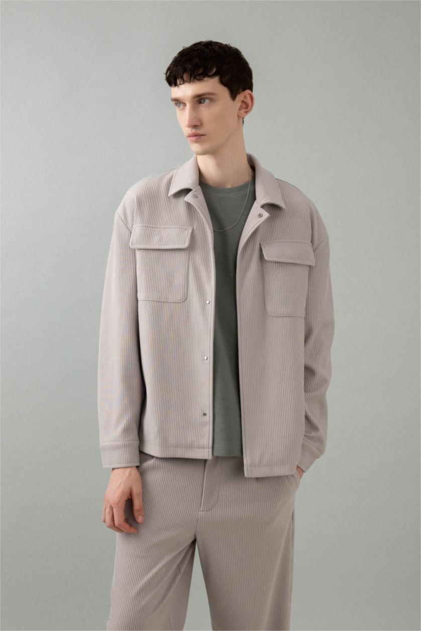Erkek Açık Gri Relax Fit Gömlek Yaka Pilise Çıtçıtlı Cepli Gömlek Ceket