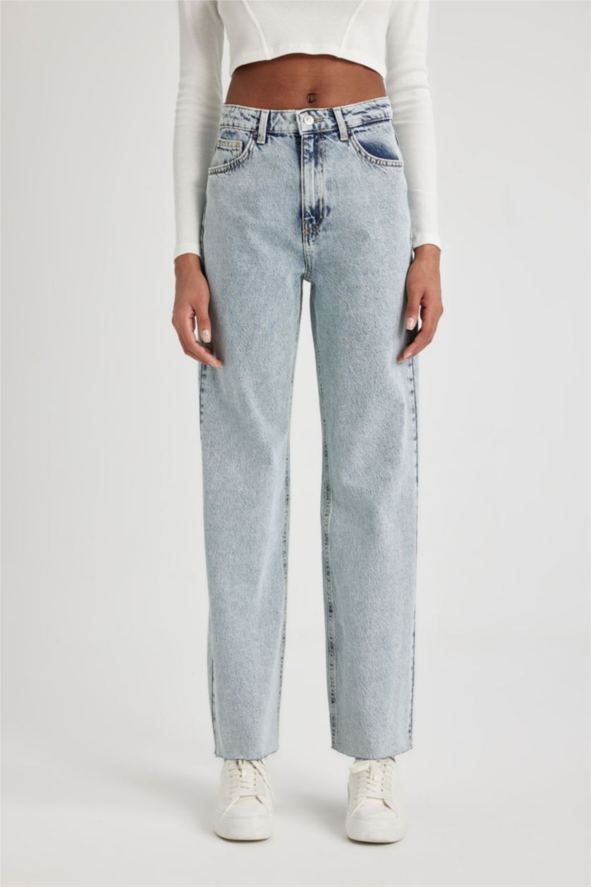 حريمي أزرق فاتح بنطلون جينز وايد ليج بحافة ممزقة وخصر عالي