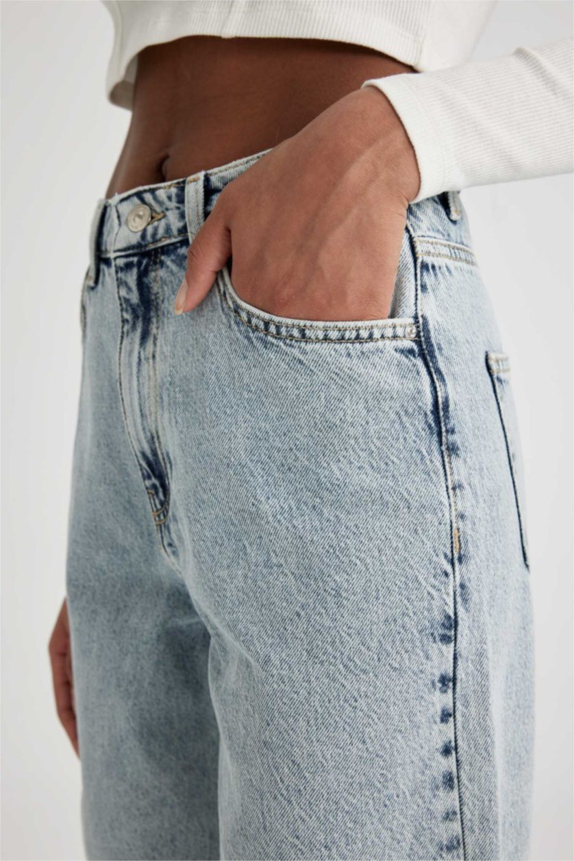 حريمي أزرق فاتح بنطلون جينز وايد ليج بحافة ممزقة وخصر عالي