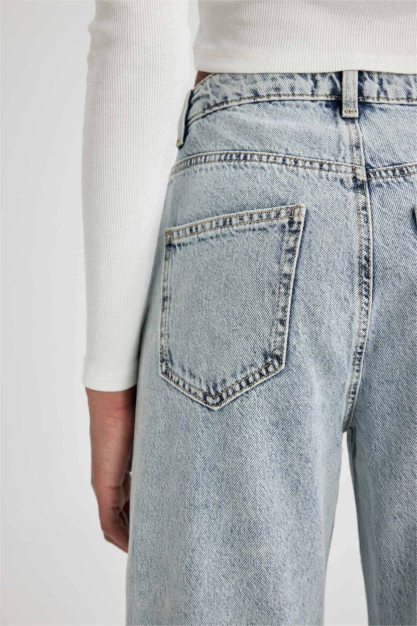 حريمي أزرق فاتح بنطلون جينز وايد ليج بحافة ممزقة وخصر عالي