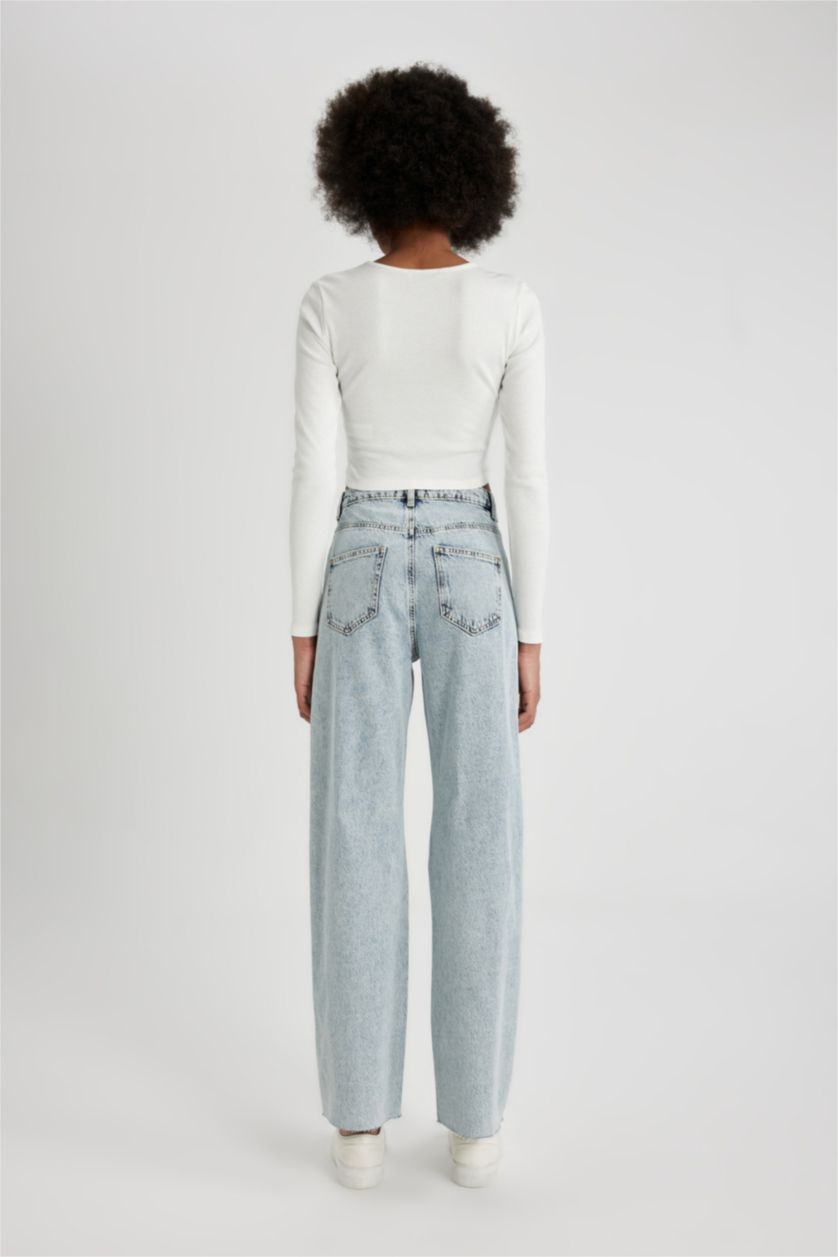 حريمي أزرق فاتح بنطلون جينز وايد ليج بحافة ممزقة وخصر عالي