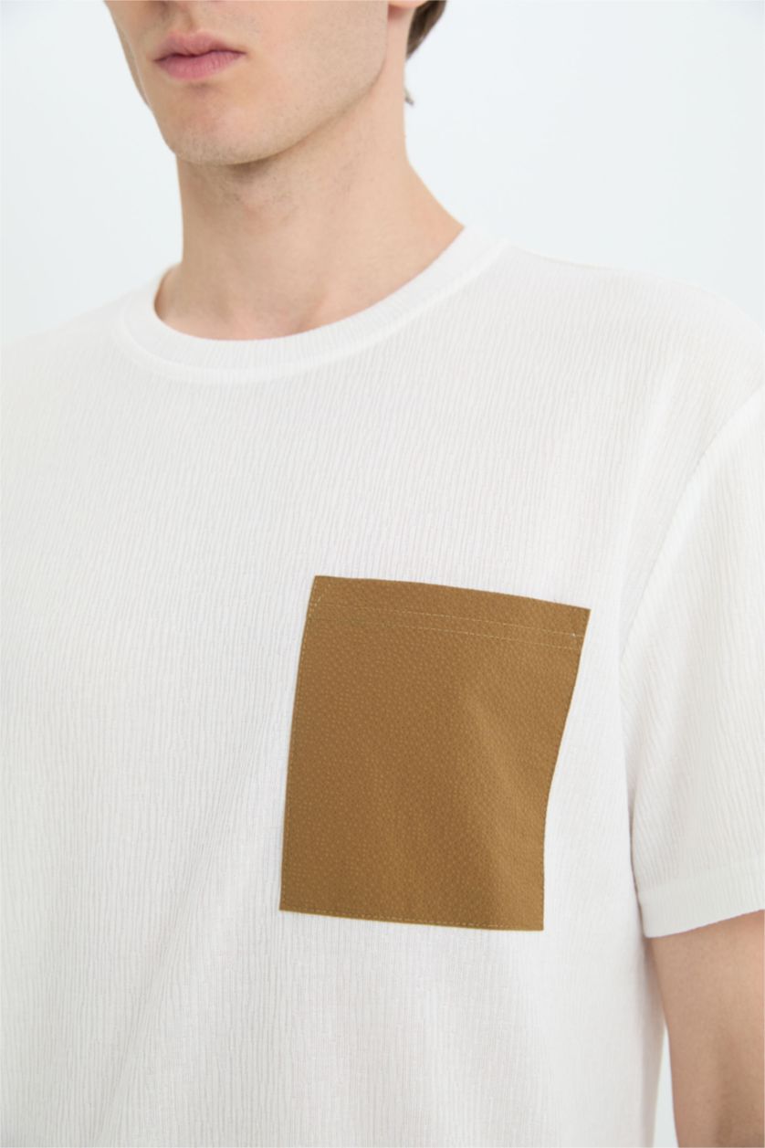 Erkek Kırık Beyaz Regular Fit Bisiklet Yaka Cepli Kısa Kollu Tişört