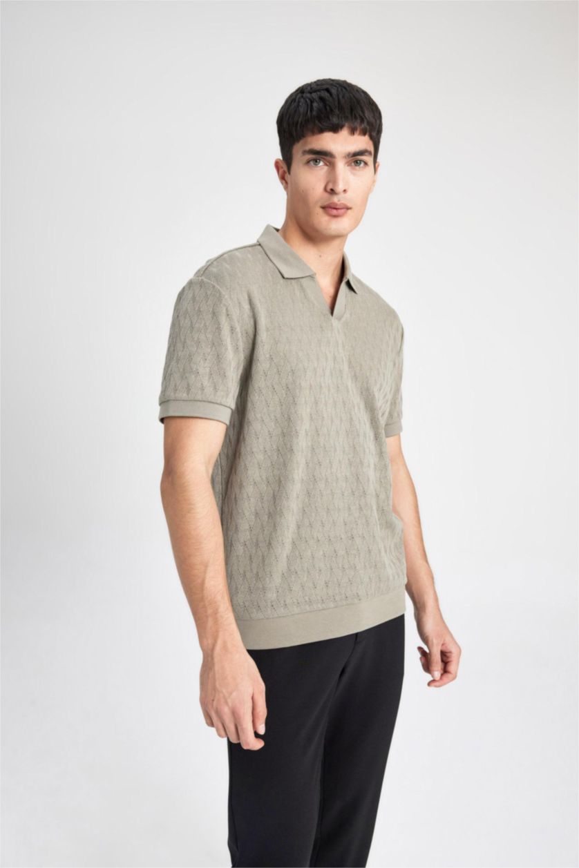 رجال كاكي فاتح تيشيرت بولو نص ردن قصة عادية