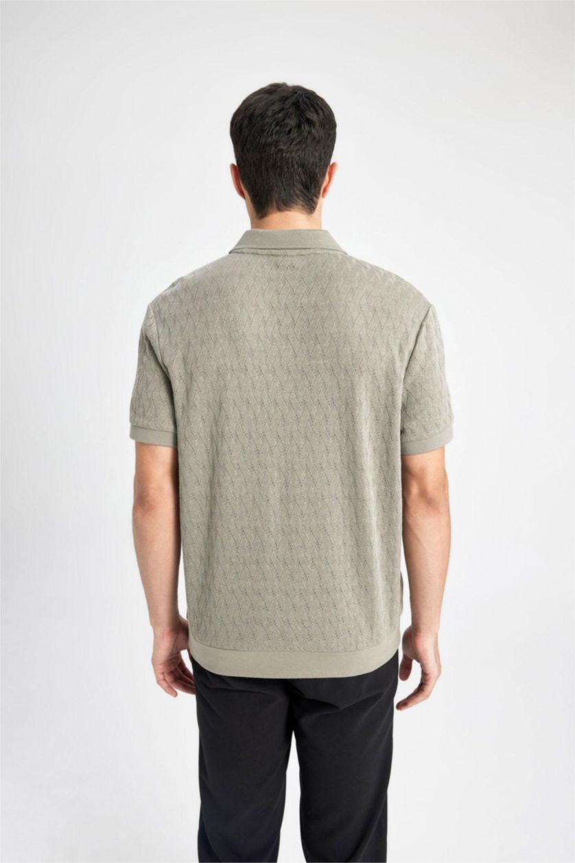 رجال كاكي فاتح تيشيرت بولو نص ردن قصة عادية