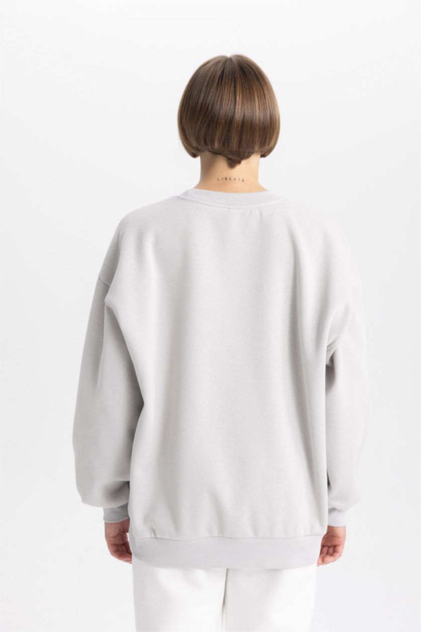 Woman Light Grey Oversize Fit Crew Neck Printed Thick Sweatshirt