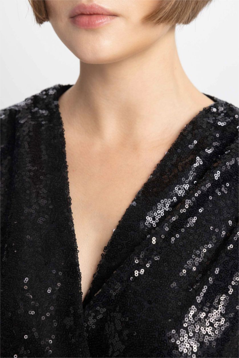 حريمي أسود بلوزة كم طويل بالترتر وقصة عادية