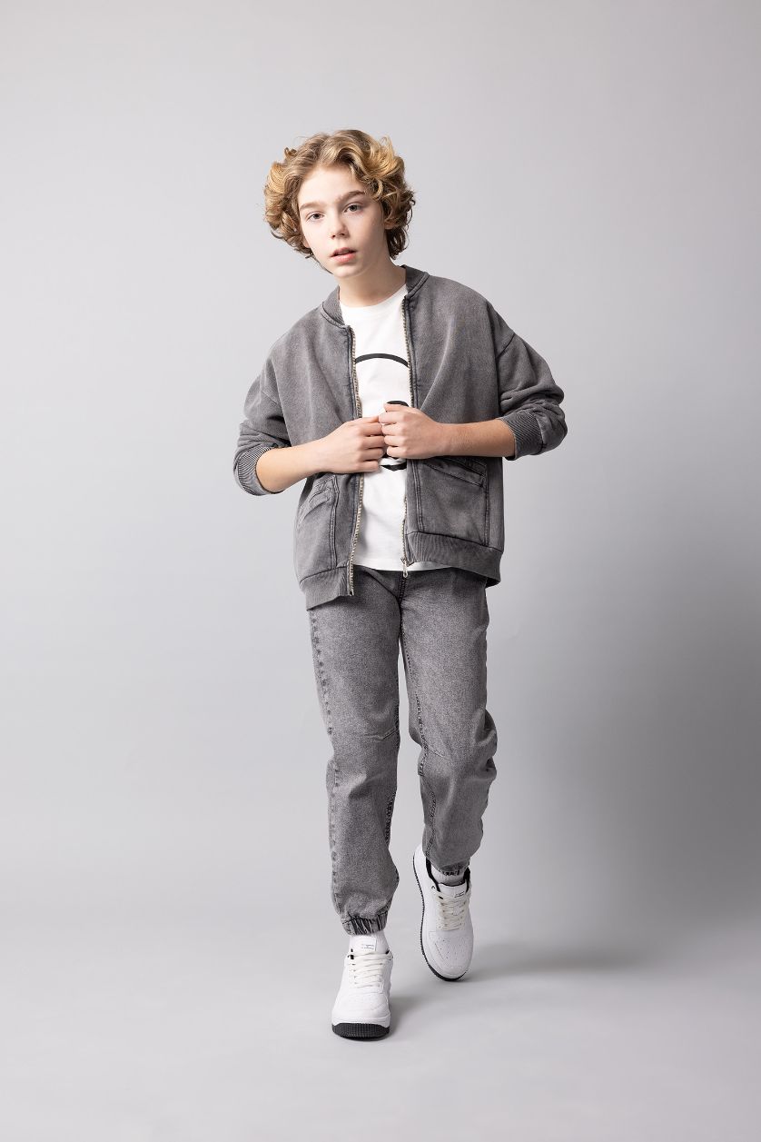 أولاد رمادي فاتح سويتر ولادي قصة عادية بياقة مستديرة