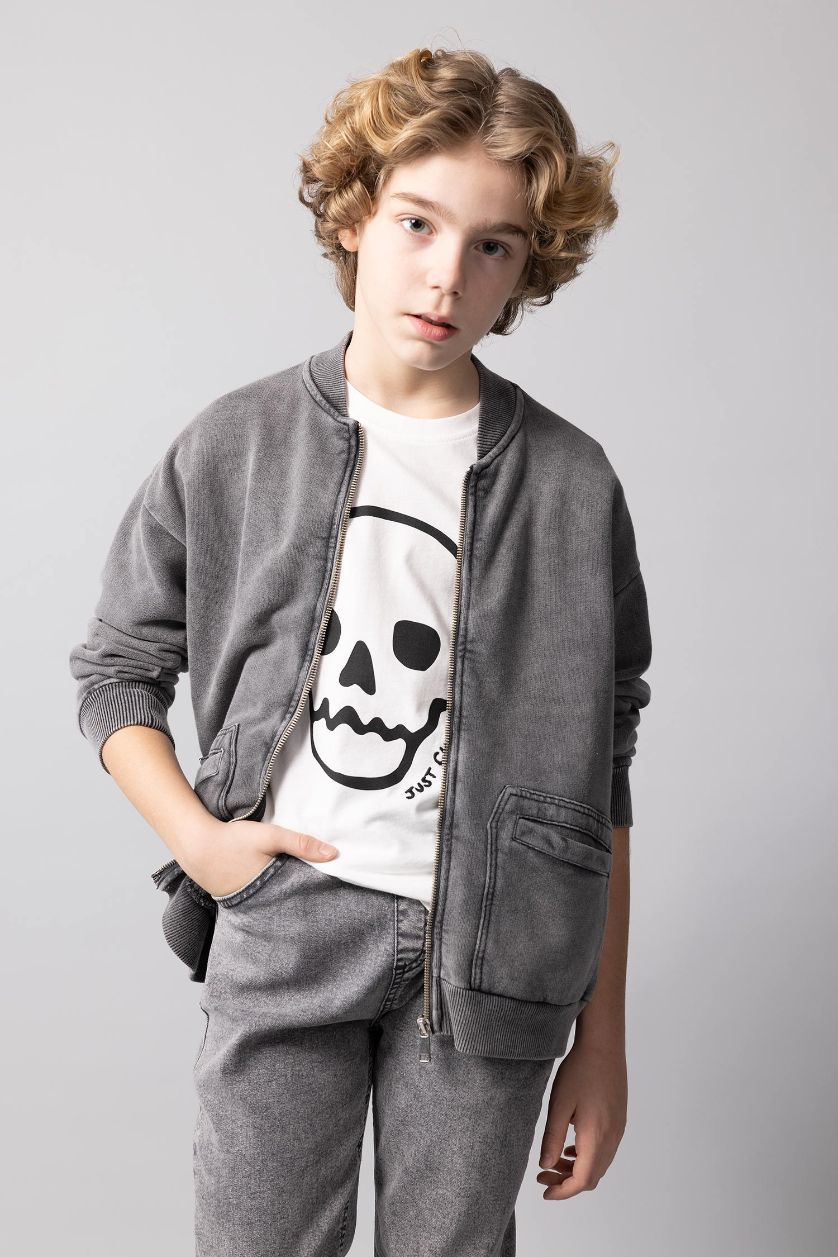 أولاد رمادي فاتح سويتر ولادي قصة عادية بياقة مستديرة