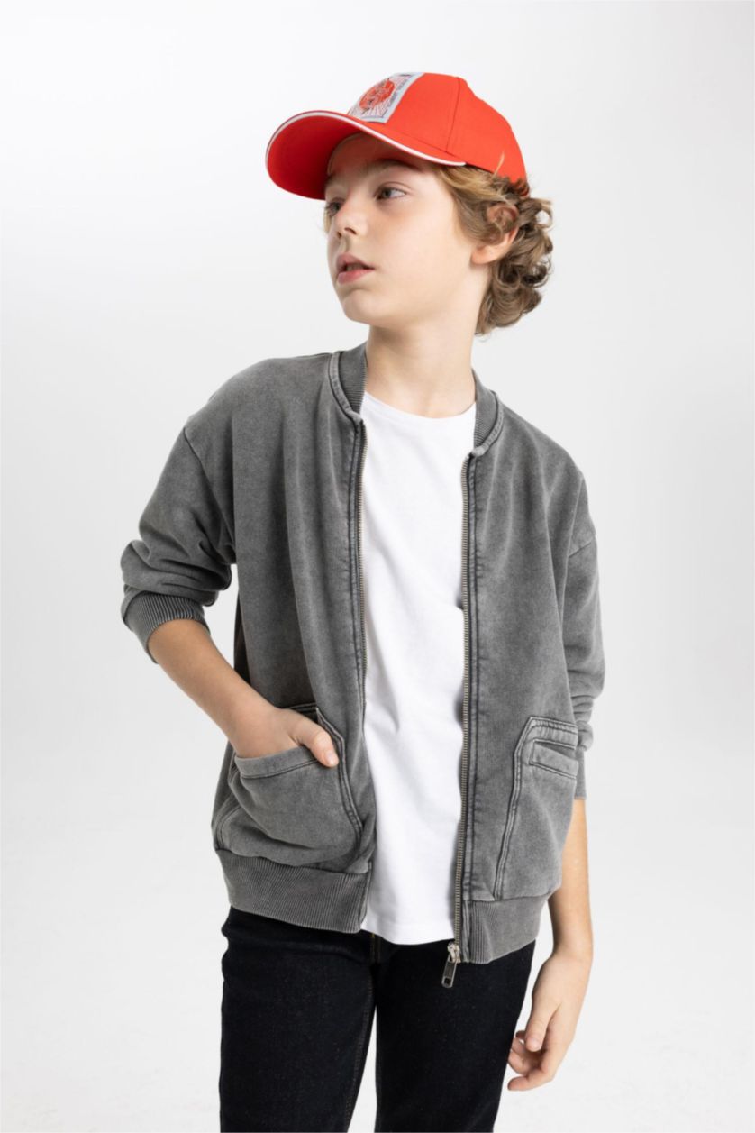 أولاد رمادي فاتح سويتر ولادي قصة عادية بياقة مستديرة