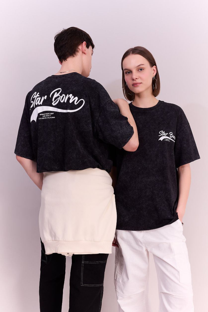 Kadın Siyah Oversize Geniş Kalıp Bisiklet Yaka Sırt Baskılı Kısa Kollu Yıkamalı Soluk Efektli Tişört