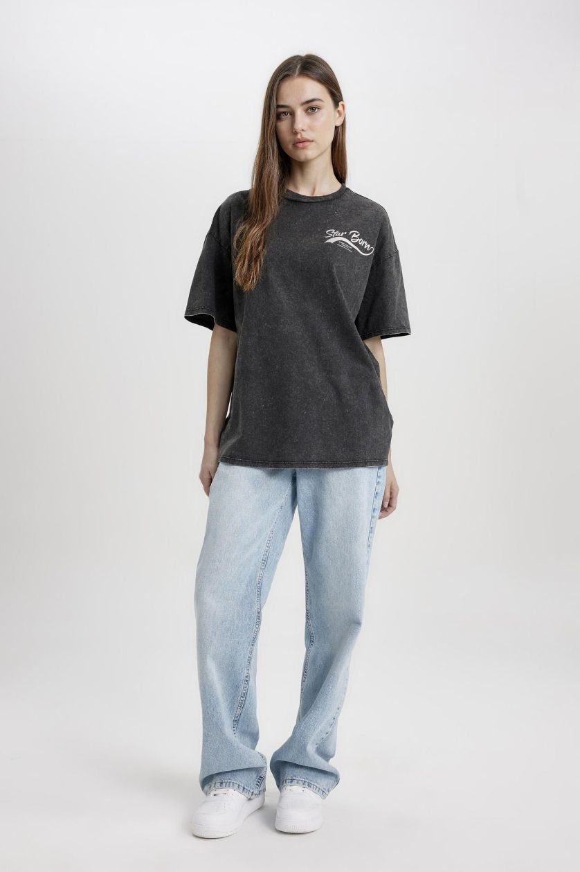 Kadın Siyah Oversize Geniş Kalıp Bisiklet Yaka Sırt Baskılı Kısa Kollu Yıkamalı Soluk Efektli Tişört