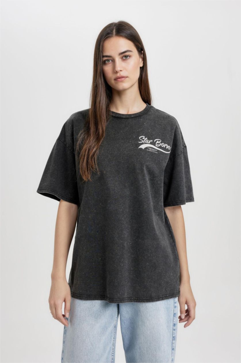 Kadın Siyah Oversize Geniş Kalıp Bisiklet Yaka Sırt Baskılı Kısa Kollu Yıkamalı Soluk Efektli Tişört