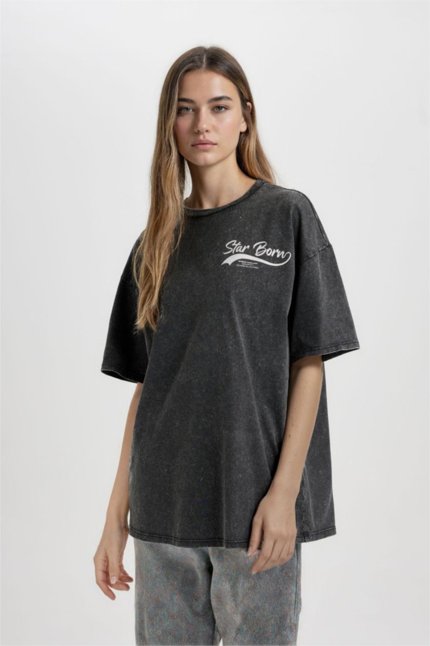 Kadın Siyah Oversize Geniş Kalıp Bisiklet Yaka Sırt Baskılı Kısa Kollu Yıkamalı Soluk Efektli Tişört