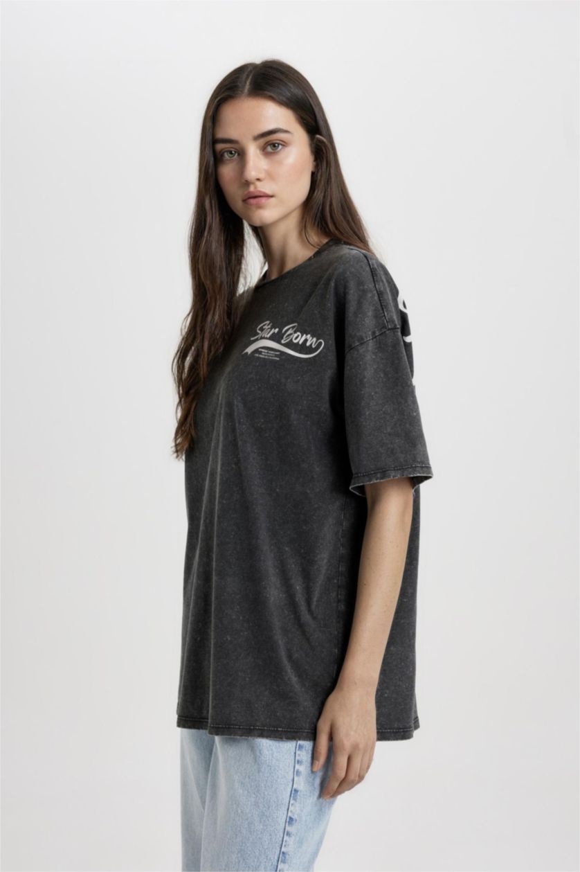 Kadın Siyah Oversize Geniş Kalıp Bisiklet Yaka Sırt Baskılı Kısa Kollu Yıkamalı Soluk Efektli Tişört