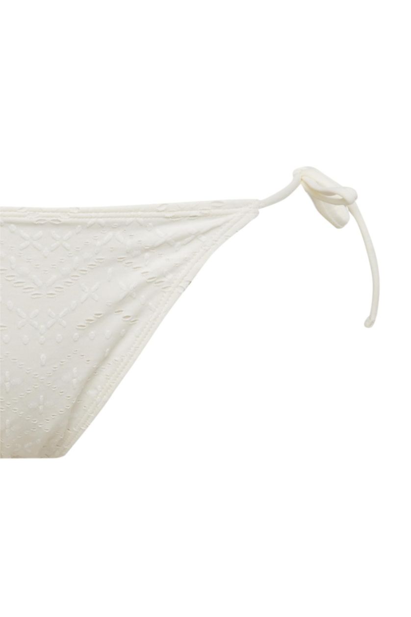 Kadın Kırık Beyaz Regular Fit Nakışlı Brode Bikini Altı