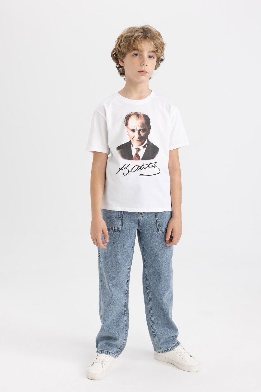 Erkek Çocuk - Genç Erkek Beyaz 29 Ekim Cumhuriyet Bayramı Bisiklet Yaka Renk Şekil Değiştiren Atatürk Baskılı Kısa Kollu Beyaz Tişört Erkek Çocuk