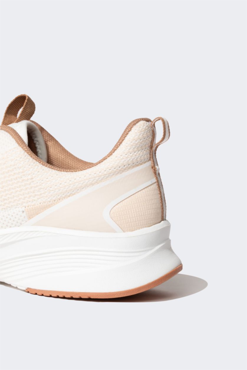 حريمي بني فاتح حذاء رياضي حريمي برباط بكعب مسنن