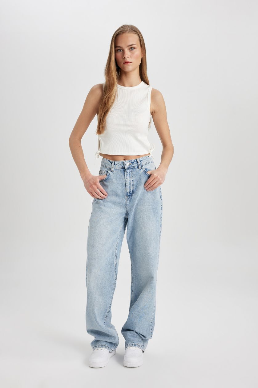 Woman White Slim Fit Camisole Crew Neck Tank Top