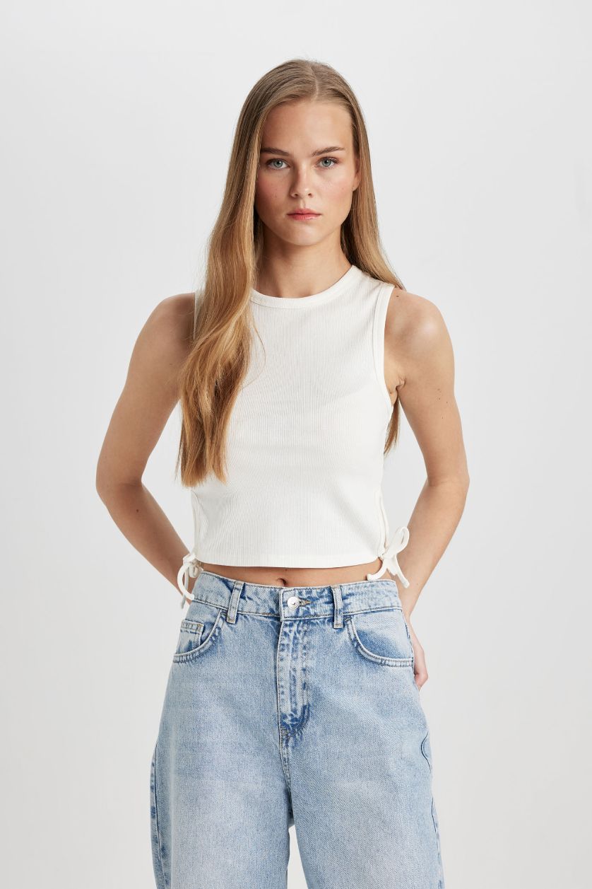 Woman White Slim Fit Camisole Crew Neck Tank Top