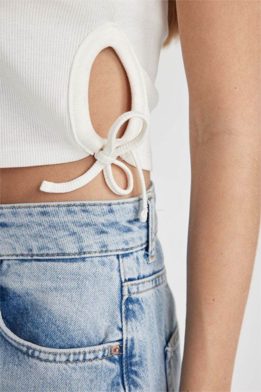 Woman White Slim Fit Camisole Crew Neck Tank Top