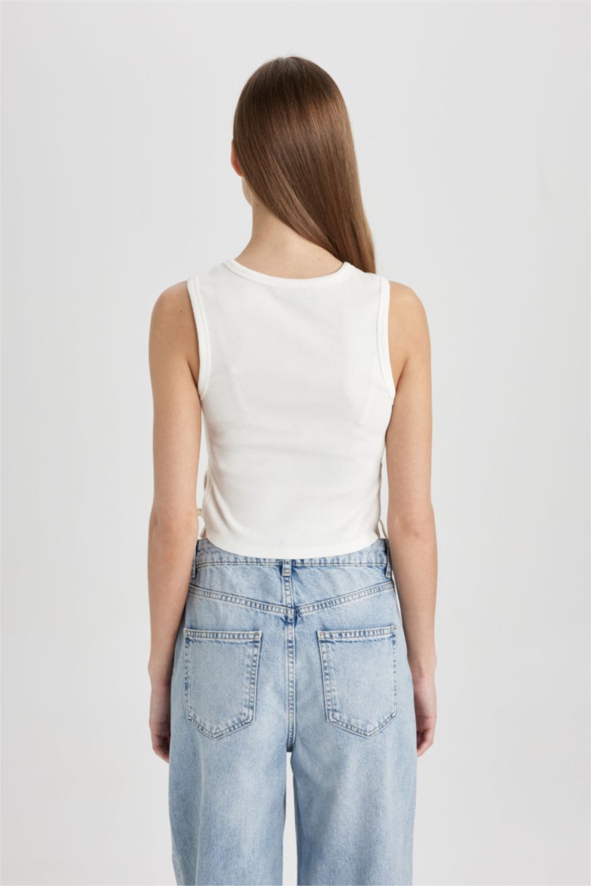 Woman White Slim Fit Camisole Crew Neck Tank Top