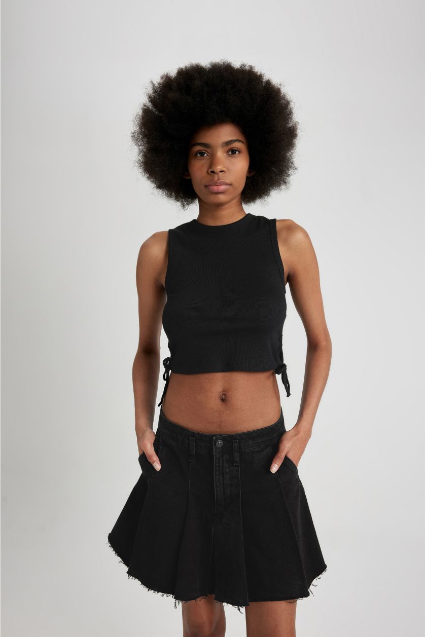 Woman Black Slim Fit Camisole Crew Neck Tank Top