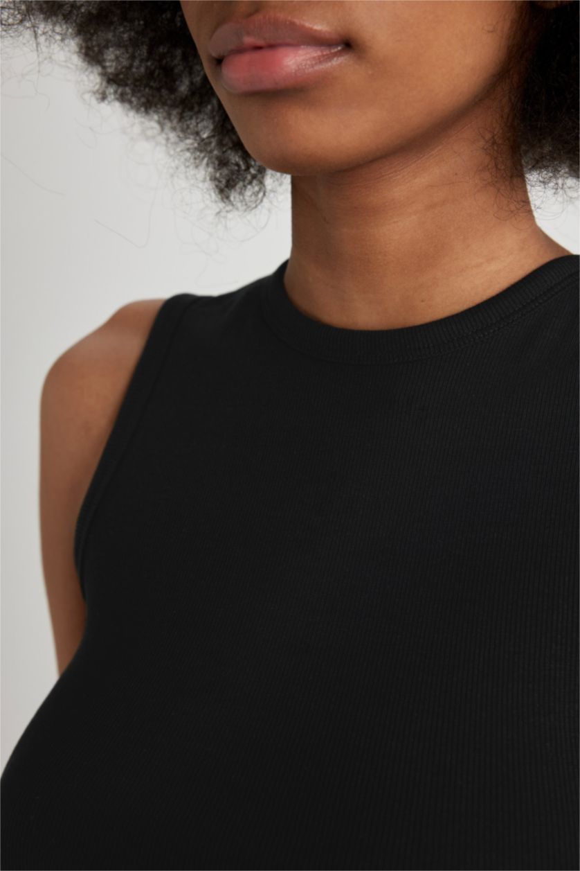 Woman Black Slim Fit Camisole Crew Neck Tank Top