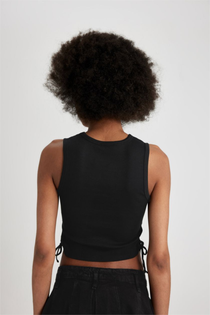 Woman Black Slim Fit Camisole Crew Neck Tank Top