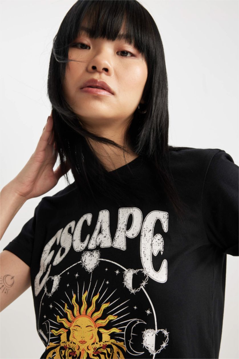 Woman Black Fitted Printed Short Sleeve T-Shirt