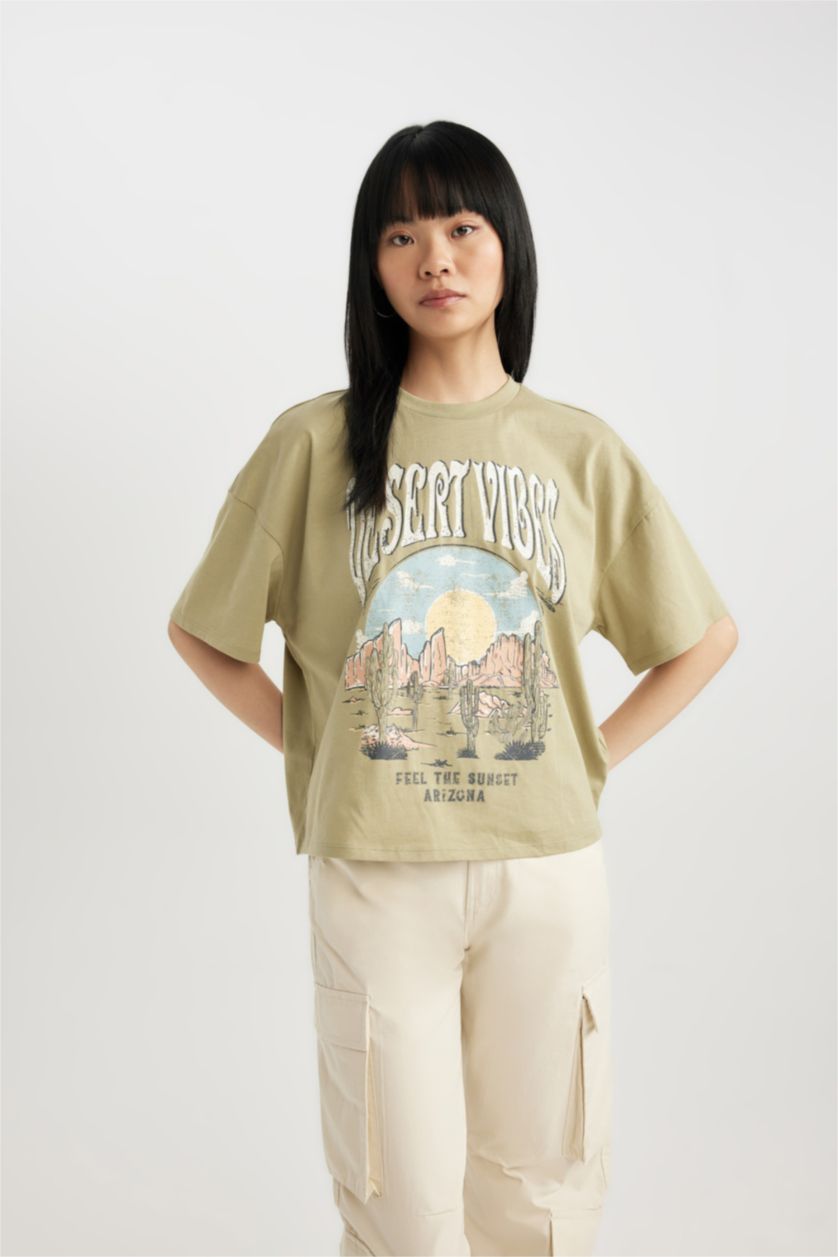 Kadın Açık Haki Loose Fıt Bisiklet Yaka Baskılı Kısa Kollu Tişört