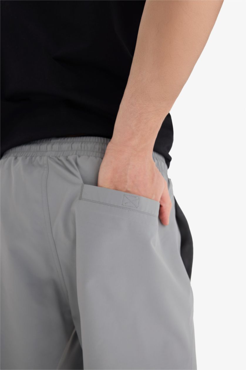 HOMME Gris Short de bain court avec doublure en filet Coupe régulière