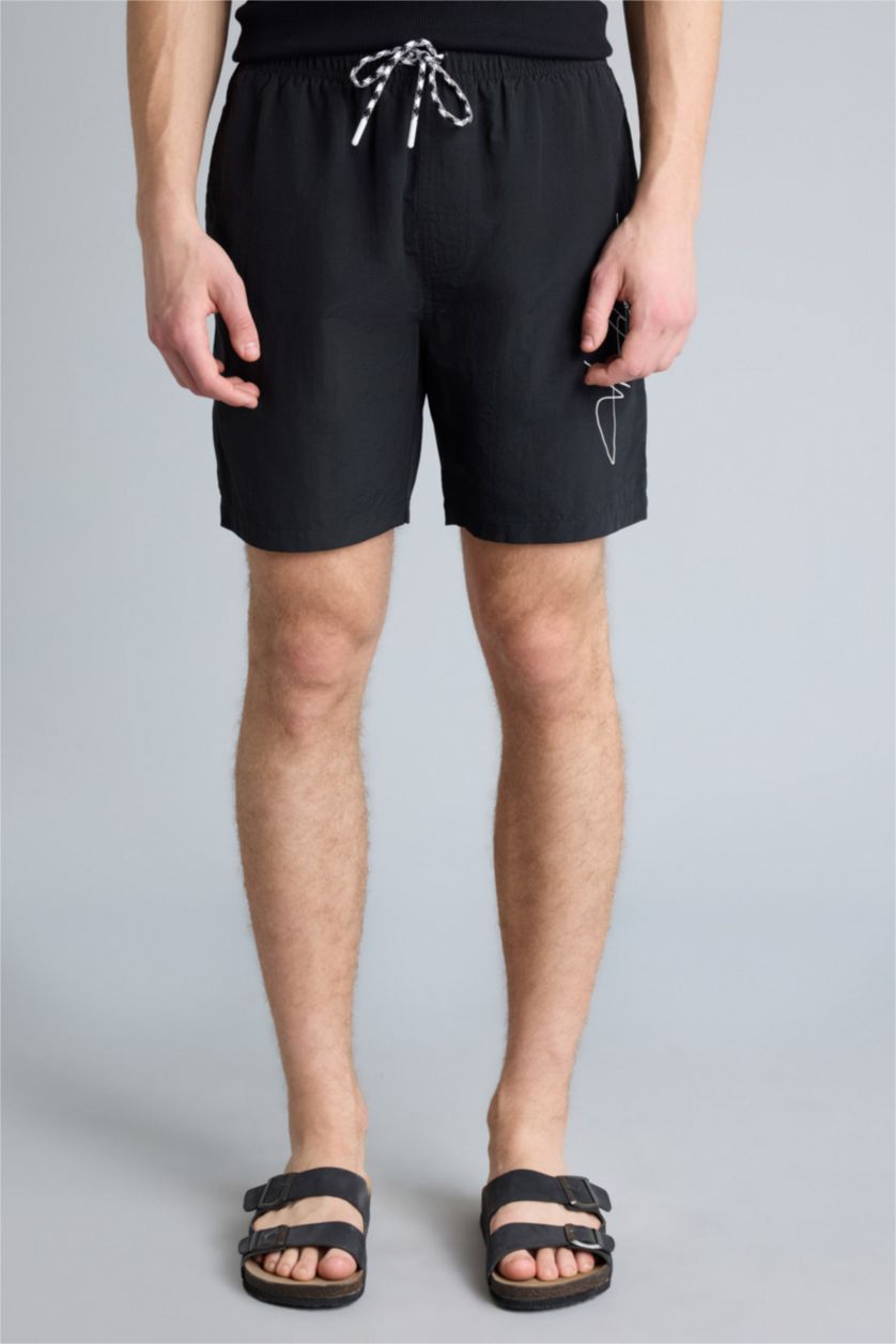 Мужчины Черный Короткие пляжные шорты с сетчатой подкладкой, regular fit