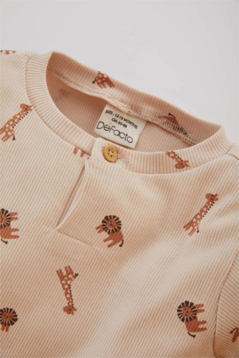 طفل صغير بيج فاتح طقم بيجاما بيبي اولادي قصة عادية بطبعة سفاري - قطعتين