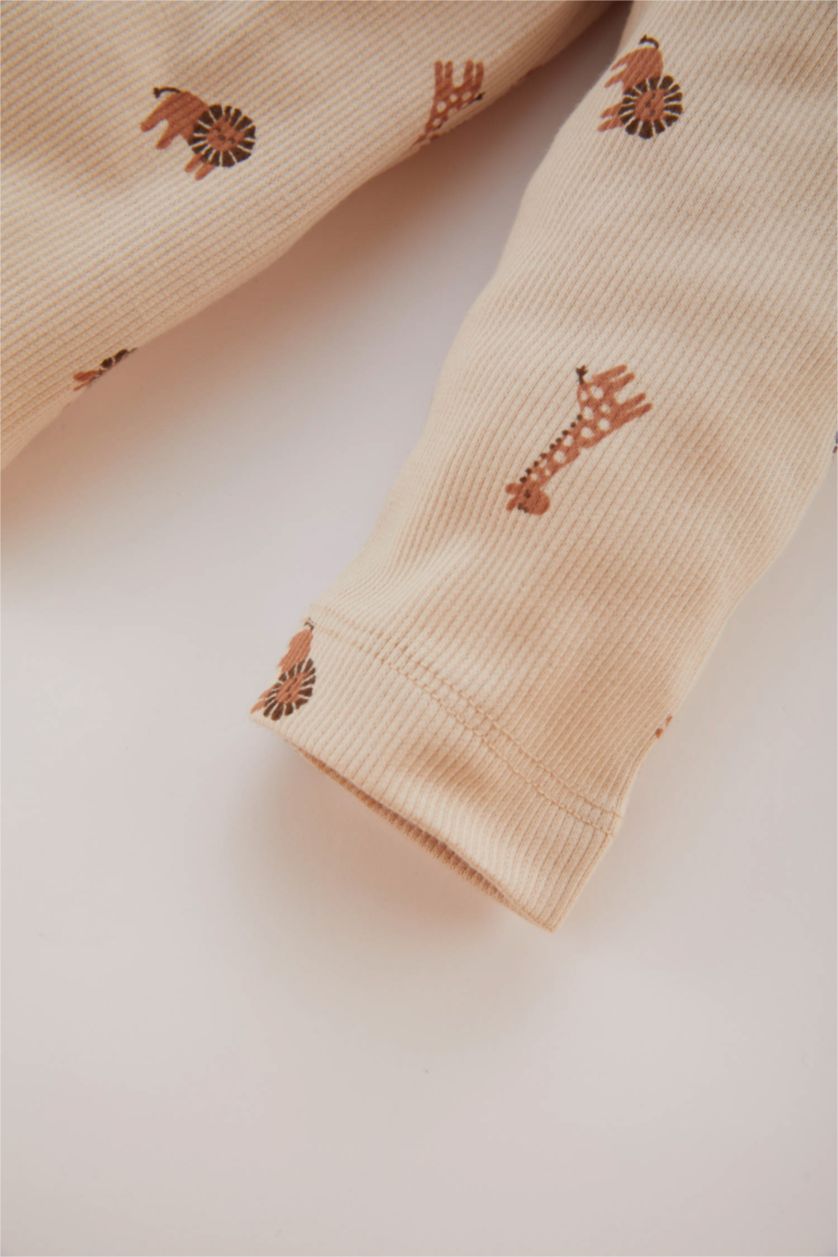 طفل صغير بيج فاتح طقم بيجاما بيبي اولادي قصة عادية بطبعة سفاري - قطعتين