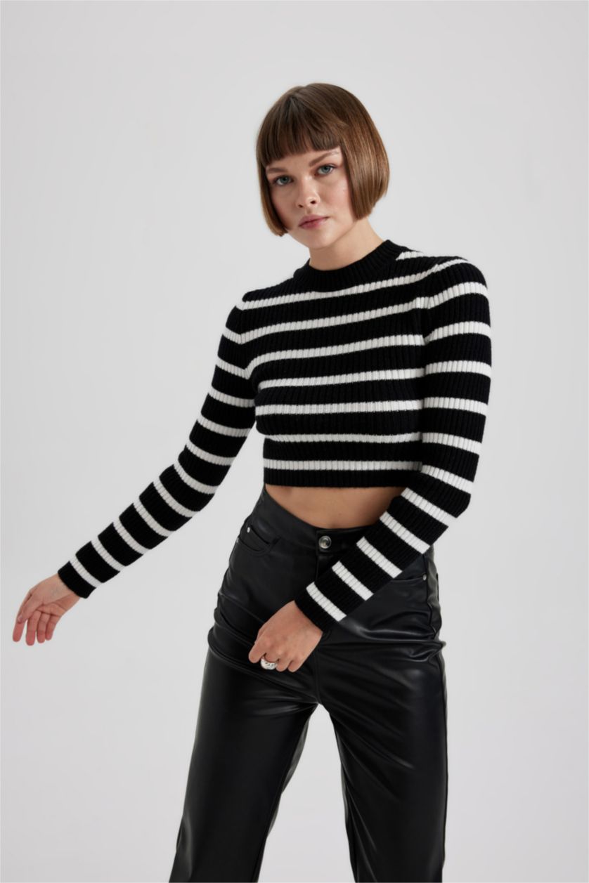 حريمي بيج فاتح بلوفر تريكو سليم فيت برقبة مستديرة