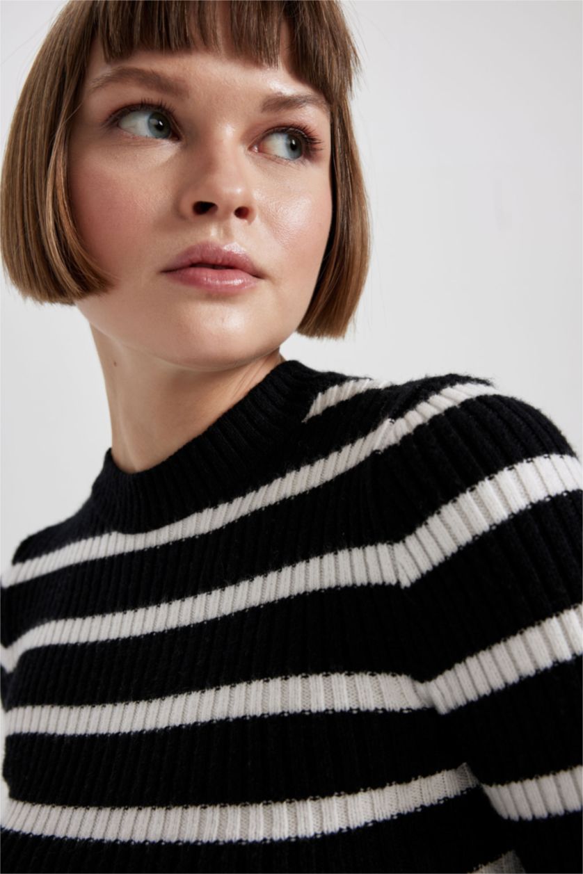 حريمي بيج فاتح بلوفر تريكو سليم فيت برقبة مستديرة