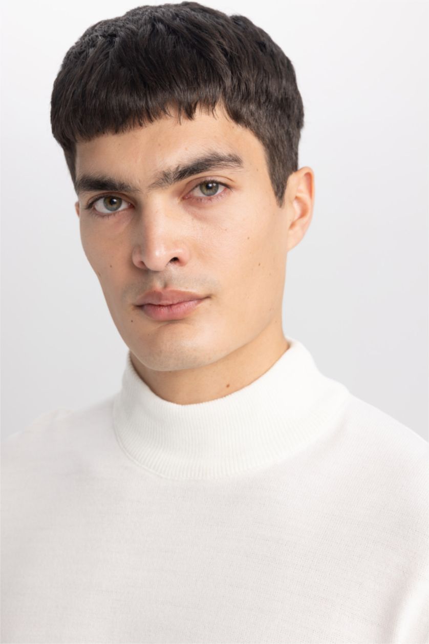 Erkek Ekru Slim Fit Dar Kesim Yarım Balıkçı Yaka Triko Kazak