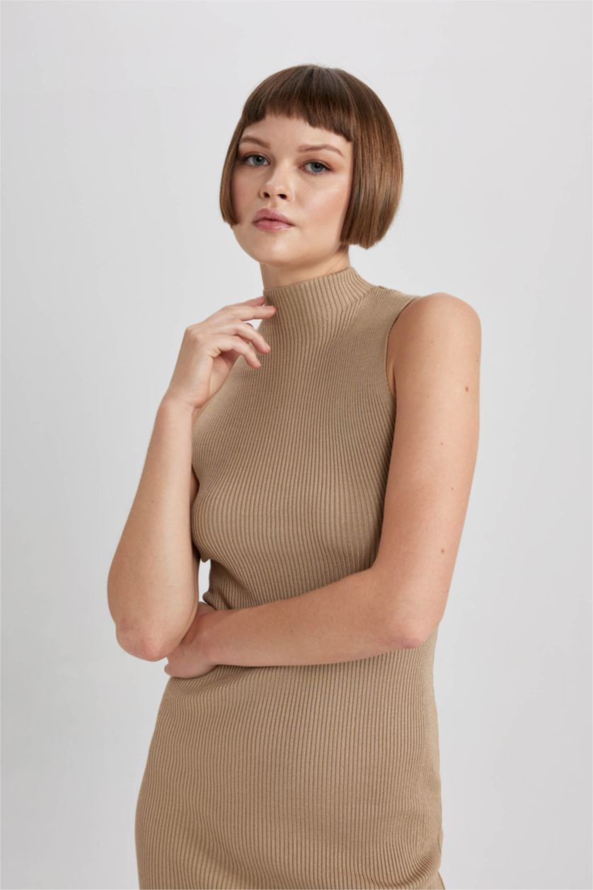 Kadın Bej Fitted Vücuda Oturan Yarım Balıkçı Yaka Basic Düz Kolsuz Midi Triko Elbise