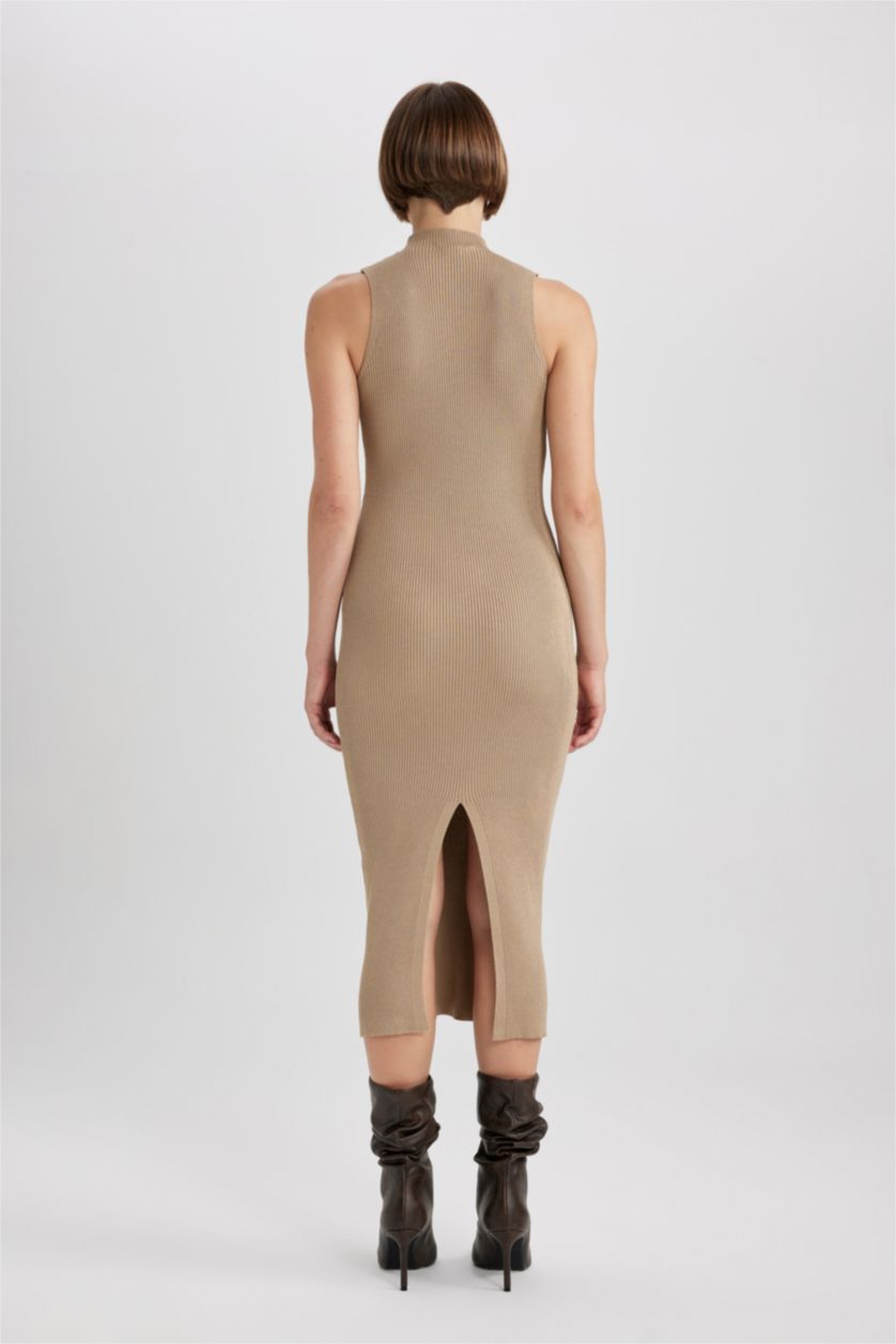 Kadın Bej Fitted Vücuda Oturan Yarım Balıkçı Yaka Basic Düz Kolsuz Midi Triko Elbise