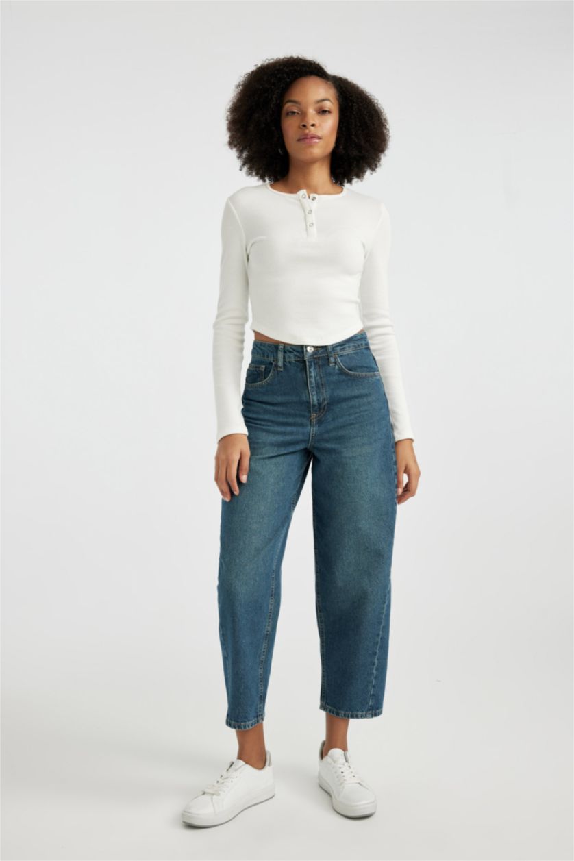 حريمي أزرق غامق بنطلون جينز كاروت فيت وخصر عالي