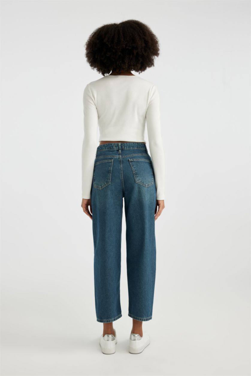 حريمي أزرق غامق بنطلون جينز كاروت فيت وخصر عالي