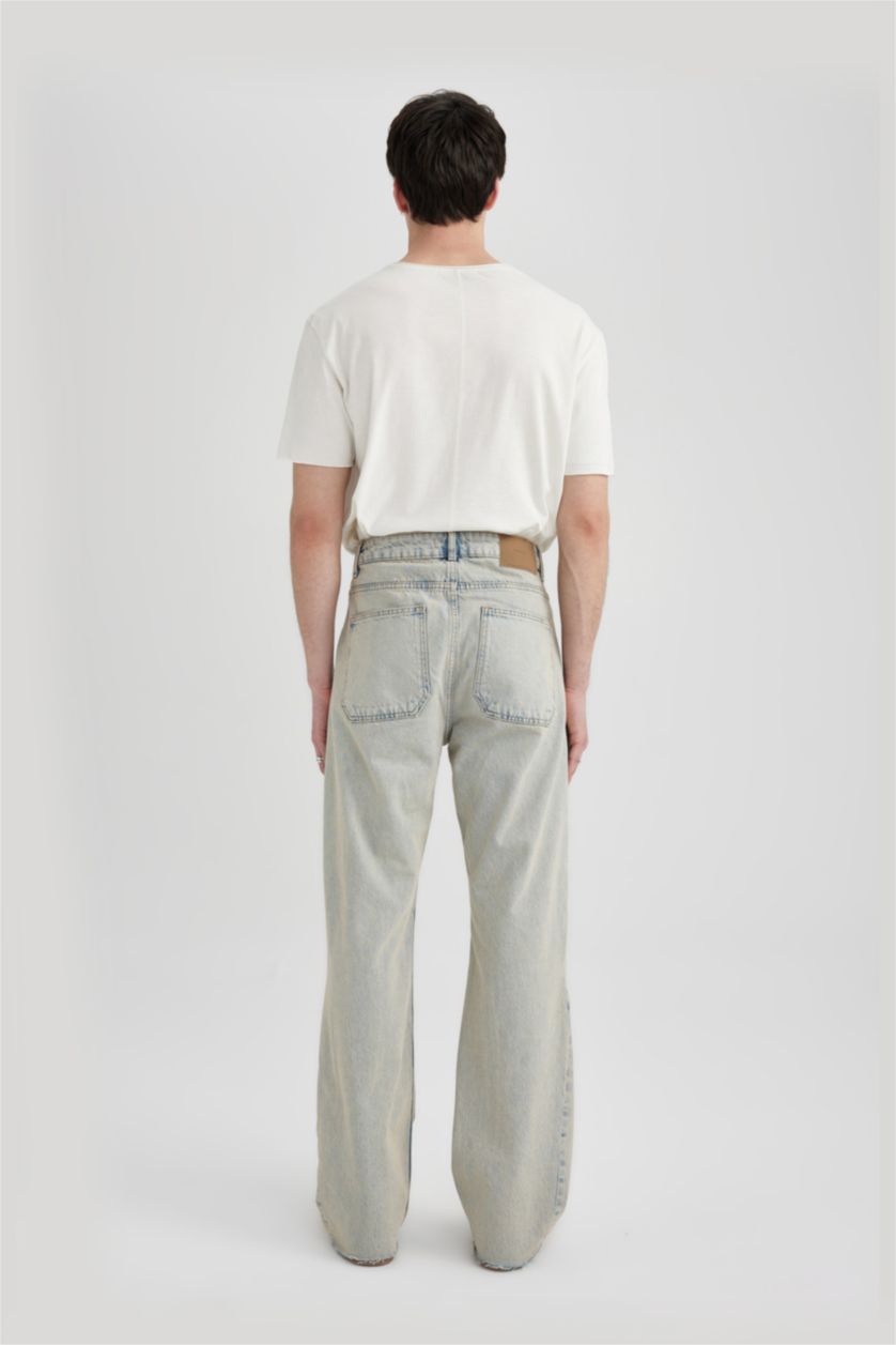 Erkek Açık Mavi Flare Fit Bol Kalıp Normal Bel Geniş Paça Soluk Efektli Jean Pantolon