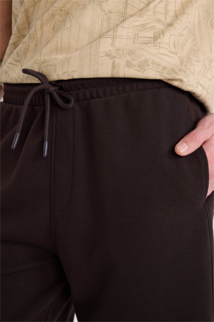 رجال بني شورت عادي قصة عادية