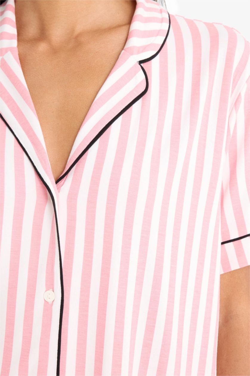 حريمي اوف وايت طقم بيجاما مخطط شورت وتيشيرت من Fall in Love - قطعتين