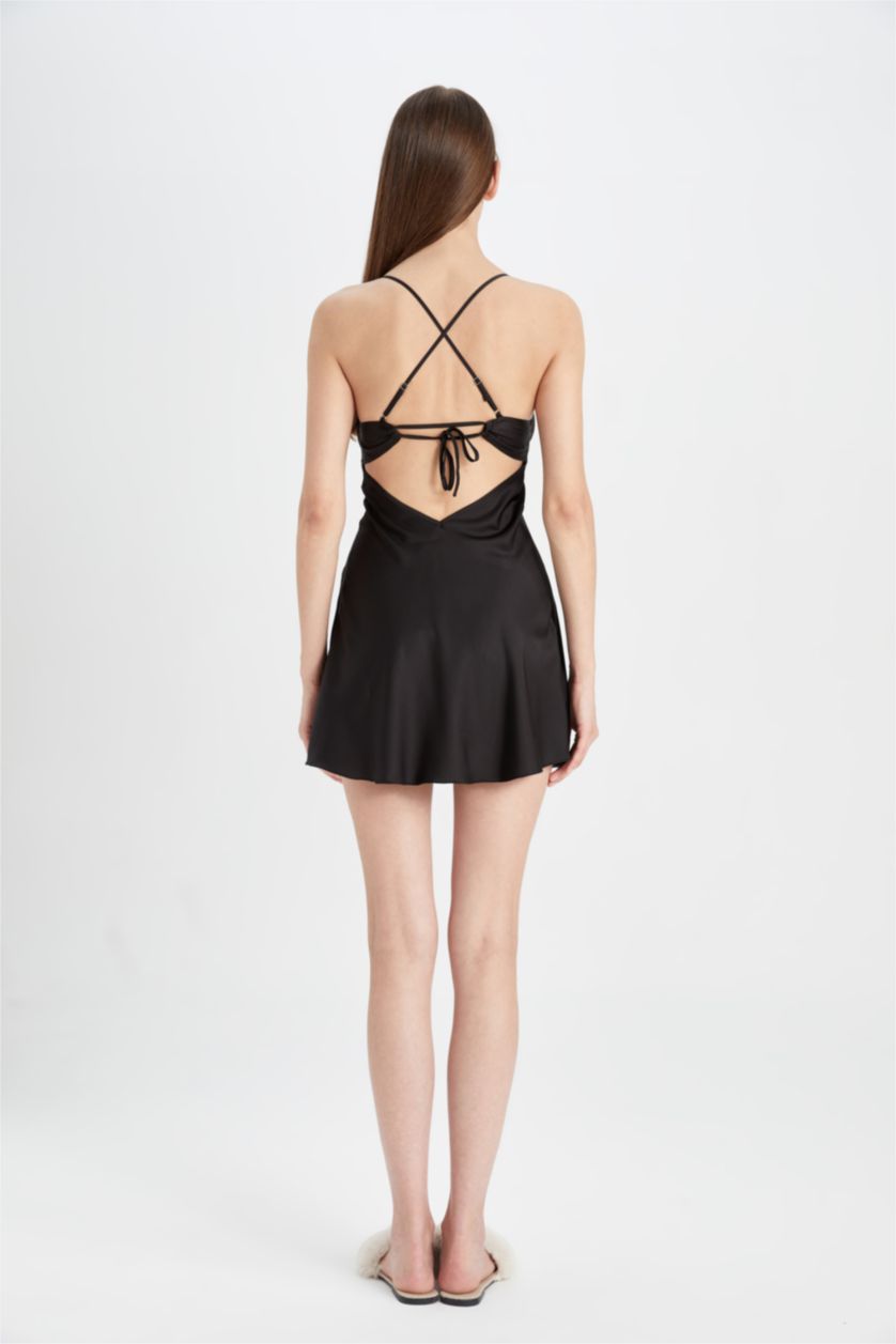 FEMME Noir Chemise de nuit à bretelles en satin et col en V