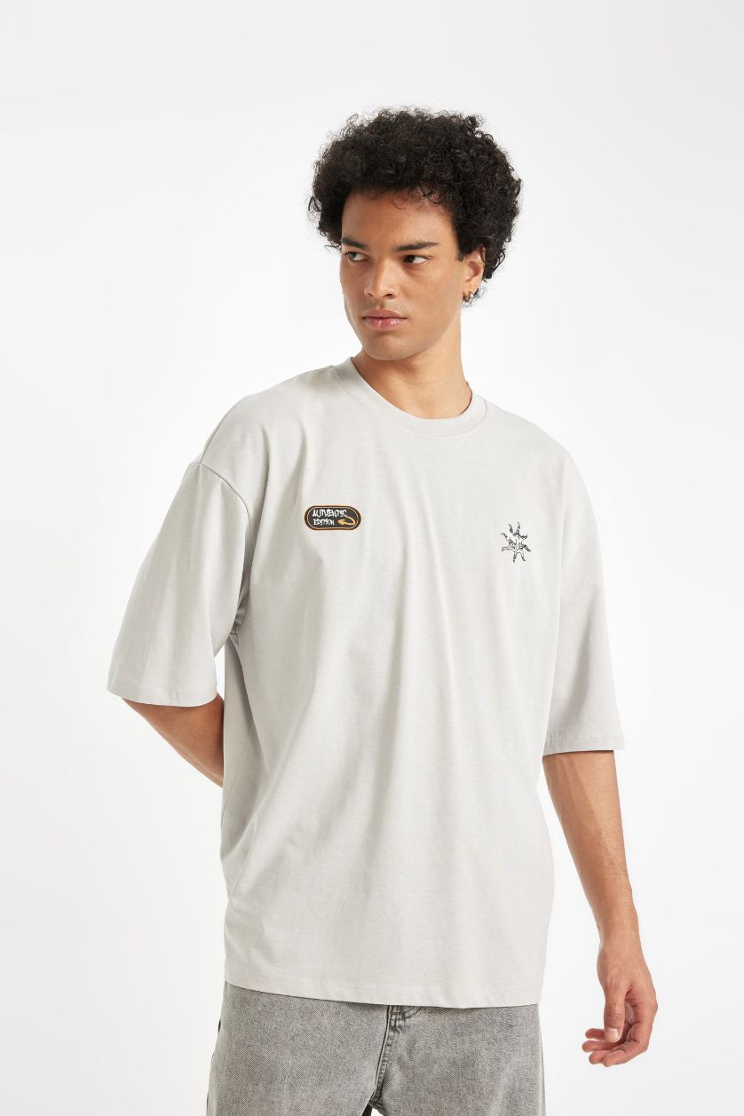Man Light Grey Loose Fit Crew Neck Back Printed T-Shirt