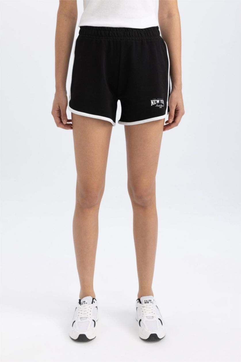 نساء أسود شورت قصير بطبعة شعار من DeFactoFit